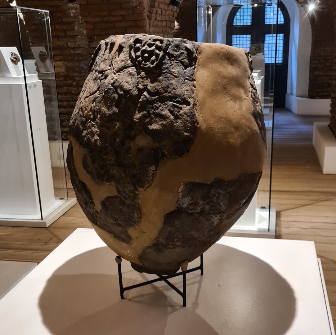 Die fast 8.000 Jahre alten Scherben der Tonamphore im Weinmuseum Tiflis